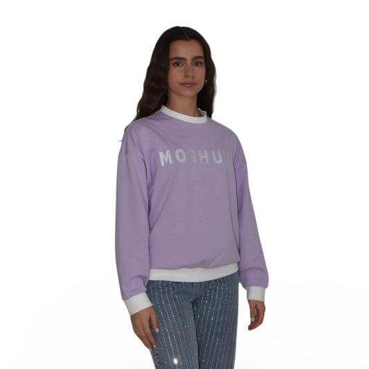 Person wearing a lilac crewneck with 'MOSHUNN' branding on a white background